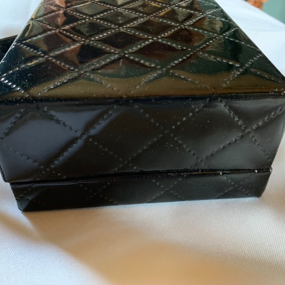 🎉Host Pick🎉 Square Box Handbag with Black Quilted Outside! - Picture 5 of 8